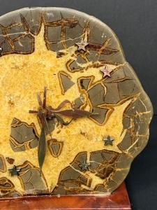 lot 24 image: Vintage Decorative Agate  Rock Clock
