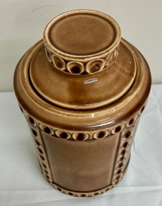 lot 30 image: Vintage McCoy Brown Thumbprint Cookie Jar