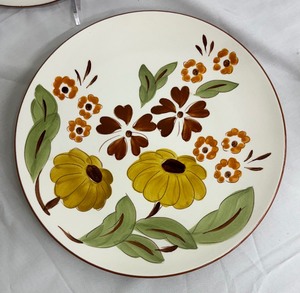 lot 96 image: Eight Vintage Stangl Pottery Plates