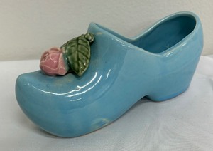 lot 117 image: Pretty Dutch Shoe Planter by McCoy