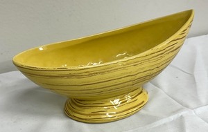lot 155 image: Vintage McCoy Pottery Harmony Line Planter