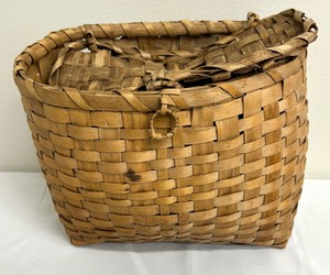 lot 161 image: Vintage Fishing Creel Basket and Duck Figurine