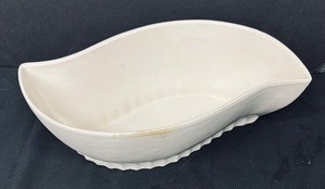 lot 166 image: Vintage USA Pottery 406 Succulent Planter