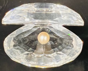 lot 144 image: Vintage Swarovski Clam  Oyster with Pearl Figurine