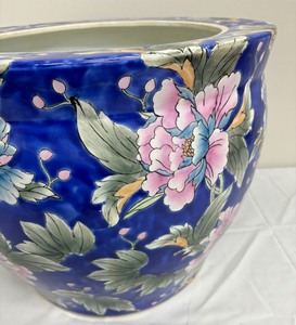 lot 226 image: Gorgeous Chinese Planter