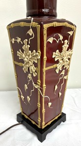 lot 227 image: Lovely Vintage Table Lamp