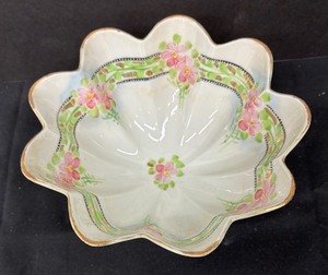 lot 238 image: Beautiful Vintage Footed Bowl