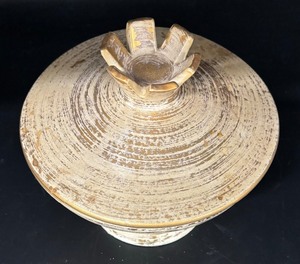 lot 244 image: Golden Tweed Flying Saucer Covered Dish by Royal Haeger