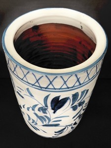 lot 190 image: Petite Blue and White Leaf Design Clay Vase