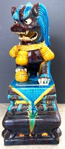 lot 20 image: Large Vintage Chinese Fu Foo Dog Guardian Imperial Lion Ceramic Temple Statue with Base