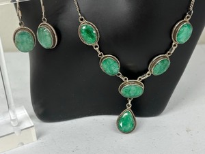 lot 292 image: Beautiful Emerald and Sterling Silver Necklace and Earring Set