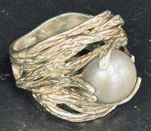 lot 324 image: Classy Sterling Silver Ring with Pearl