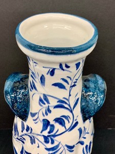 lot 84 image: Beautiful Two Handled Blue and White Vase