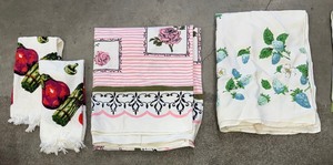 lot 377 image: Variety of Vintage Linens