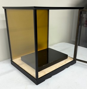 lot 379 image: Gorgeous Glass Sided Table Top Display Case