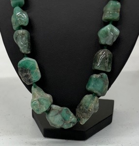 lot 384 image: Beaded Gemstone Necklace
