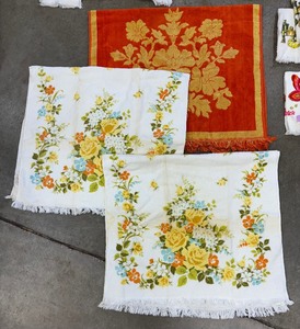 lot 394 image: Variety of Vintage Linens