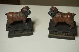 lot 217 image: Home DeCor...Tabletop Desk Bookshelf Ceramic Bulldog Statue Bookends