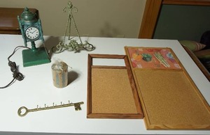 lot 224 image: Home DeCor...Vintage Quoizel Marshall Fields State Street Chicago Tiffany Clock Accent Lamp, Brass Key Ring Holder, Cork Boards