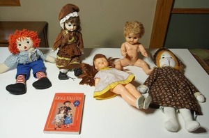 lot 230 image: Vintage Dolls and Doll Values Book
