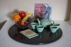lot 11 image: Collectible Granite Island Table 22 Round Centerpiece...