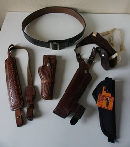 lot 25 image: Vintage Leather Pouches Gun Holder Belt