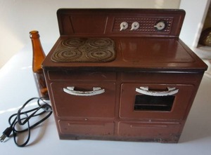 lot 39 image: Antique Little Lady Play Stove Oven By Empire