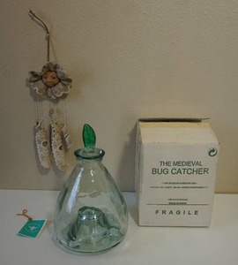 lot 43 image: Meccano Company Spain Medieval Bug Catcher Hand Blown Green Glass Top VTG 1996, Pottery Sunshine Windchime