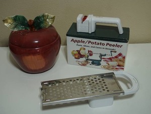 lot 59 image: Sakura Apple Cookie Jar, Back To Basics ApplePotato PeelerCorerSlicer Model A505G W Vacuum Grip Base...