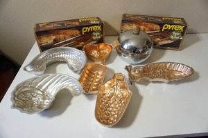 lot 70 image: Vintage Jello Molds Bundt Pans Copper and Aluminum Tin, Pyrex Bake A Round (2) NIB