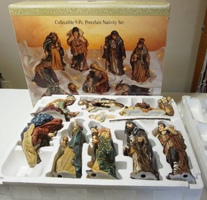lot 80 image: Holiday Christmas Grandeur Noel Collectible 9 Pc Porcelain Nativity Set Complete 10 Scale