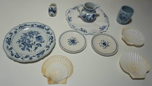 lot 85 image: Collectible Vintage DeCor Dishes...