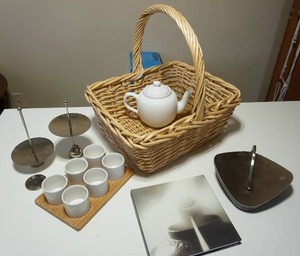 lot 90 image: Tea Basket On-The-Go