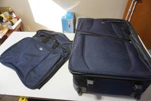 lot 142 image: American Tourist Luggage Set