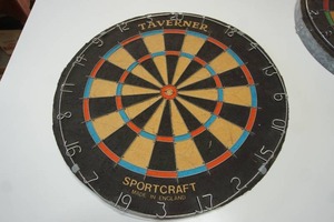 lot 147 image: Vintage English Taverner Bristle 18 Dart Board Sportcraft