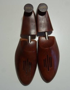 lot 152 image: Vintage Freeman Wood Shoe Shaper Stretcher Mahogany()