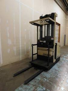 Crown 30SP42TT Order Picker w Charger