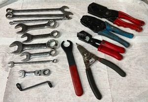 lot 29 image: Combinations wrenches, SNAP-ON Multi-cutter tool, wire stripper, Retainer Ring Pliers, Gear Wrench flex head ratchet wrench