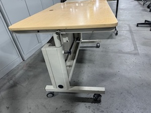 lot 90 image: Manual Adjustable Height Work Table