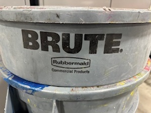 lot 19 image: Five 32 Gallon Rubbermaid Trash Cans
