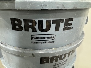 lot 32 image: Seven 32 Gallon Brute Trash Cans