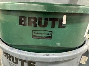 lot 59 image: Brute 32 Gallon Trash Cans, Quantity 7