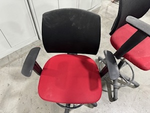 lot 72 image: Pair of Uline Red Seated Adjustable Work Stools