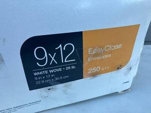 lot 91 image: White EasyClose 9 x 12 Envelopes