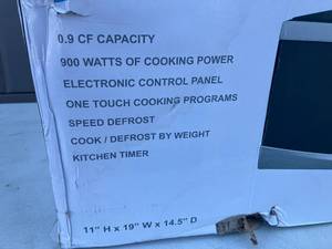 lot 1 image: Avanti Microwave Oven