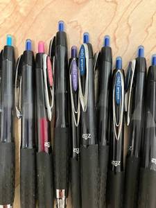 lot 51 image: Uniball 207 Gel Pens