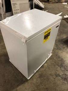 Magic Chef 5.0 cu. ft. Chest Freezer in White  Customer Returns See Pictures