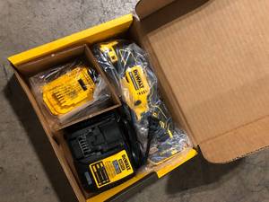 DEWALT ATOMIC 20V MAX Cordless Brushless Oscillating Multi Tool with (1) 20V 2.0Ah Battery and Charger Customer Returns See Pictures