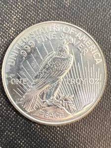 lot 61 image: 1 TROY OZ .999 FINE SILVER PEACE DOLLAR DESIGNED ROUND