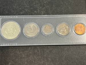 lot 70 image: 1966 US MINT SET IN HARDCOVER CASE